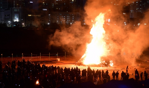 [서울포토] ‘활활 타는 달집’…정월대보름 민속놀이 축제