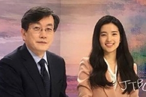 김태리, ‘뉴스룸’ 손석희와 훈훈한 투샷 ‘스튜디오 밝히는 미소’