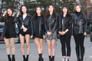 CLC, 블랙으로 ‘시크 섹시’ 출근길