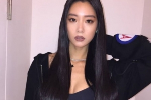 클라라, 긴 생머리에 볼륨 몸매 ‘강렬한 섹시미’