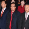 [서울포토] 애국가 부르는 홍준표 대표