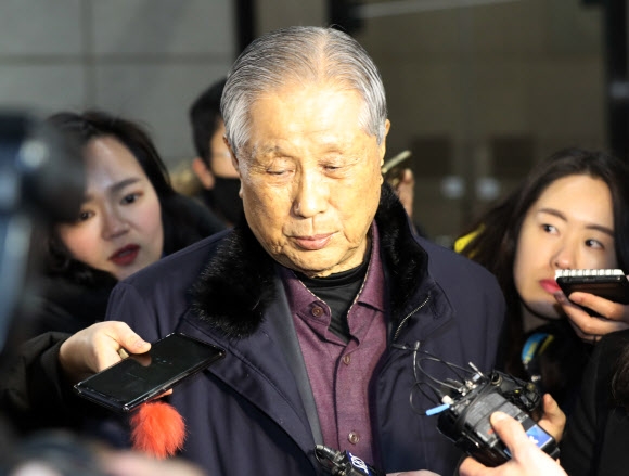 ‘다스 실소유주 의혹’이 제기된 이명박 전 대통령의 큰형인 이상은 다스 회장이 지난 1일 서울중앙지검에 출석해 참고인 조사를 받고 늦은 밤 귀가하고 있다. 이 회장은 이 전 대통령과 다스의 연관성을 묻는 취재진의 질문에 “전혀 (관계가) 없다”고 부인했다. 연합뉴스