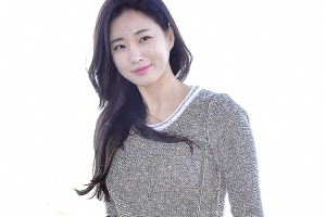 김사랑, 미니 원피스로 뽐낸 S라인 ‘청순美 폭발’