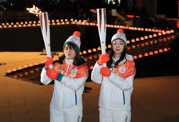 패럴림픽 성화봉 든 김연아