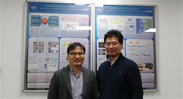 영국 사우스햄턴 대학교 광전자센터에서 연수교육 중인 정재욱(오른쪽) 서기관과 정용민(왼쪽) 교수. 정재욱 서기관 제공