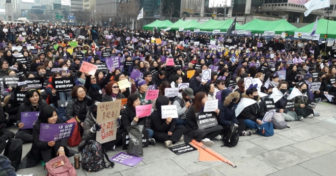 오는 8일 ‘세계여성의 날’을 앞두고 4일 오후 서울 종로구 광화문광장에서 열린 ‘제34회 한국여성대회’에서 자신의 피해 사실을 공개 증언하는 발언자들을 향해 시민들이 ‘미투’, ‘위드유’ 피켓을 들고 환호하고 있다. 오세진 기자 5sjin@seoul.co.kr