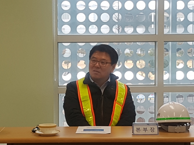 김진호 신임 한국철도공사 전남본부장이 직원들로 부터 현장 업무보고를 받고 있다.   
