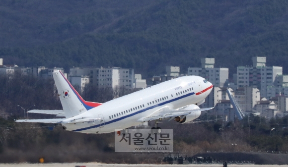 문재인 대통령의 대북 특사단이 탑승한 특별기가 5일 오후 성남공항을 이륙하고 있다. 안주영 기자 jya@seoul.co.kr