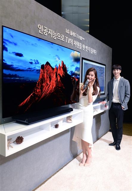 LG전자 모델들이 5일 서울 서초구 양재동 R&D캠퍼스에서 프리미엄 신제품 ‘LG 올레드 TV AI 씽큐’를 소개하고 있다. LG전자 제공