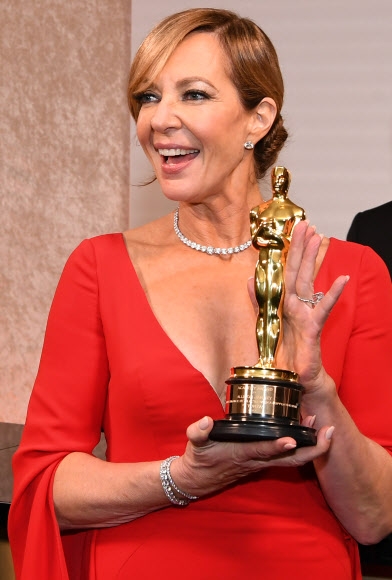 4일(현지시간) 미국 캘리포니아 할리우드 돌비극장에서 열린 제90회 아카데미 시상식에서는 ‘이변’ 없이 평단에서 예상했던 작품과 배우들이 골고루 상을 나눠 가졌다. 여우조연상을 받은 ‘아이, 토냐’의 앨리슨 재니. 할리우드 AFP 연합뉴스