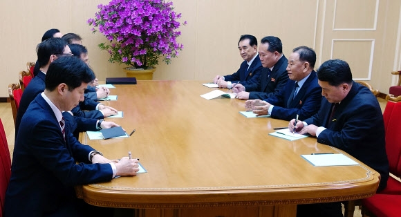 북한 도착 회담 시작한 대북 특사단