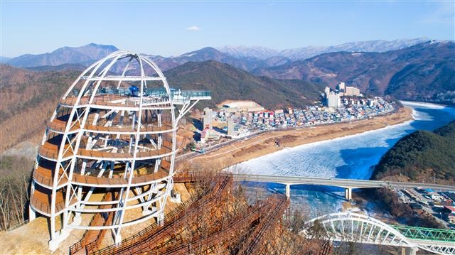 단양군의 새 랜드마크로 부상하고 있는 만천하스카이워크. 단양군 제공