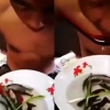 살아있는 생선을 산채로 삼키는 中 남성