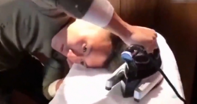 다리미판에서 머리를 세팅하는 홍콩 가수 모습(유튜브 영상 캡처)