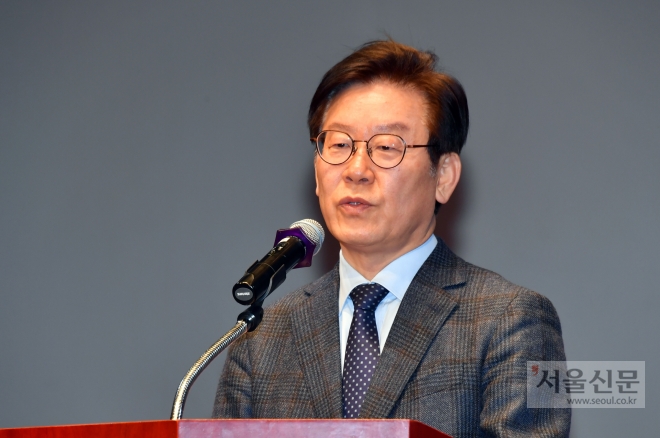 이재명 성남시장은 6일 오전9시 시청 온누리홀에서 열린 마지막 직원조회에서 공직자의 권한은 국민, 시민에게서 왔다며 공직자로서 본분에 충실한 공정한 권한 행사를 당부했다. (성남시 제공) 