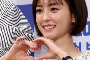 [포토] 정유미, ‘윰블리’가 보내는 하트
