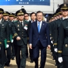 [서울포토] 육군사관학교 생도들 사이를 걷는 문재인 대통령
