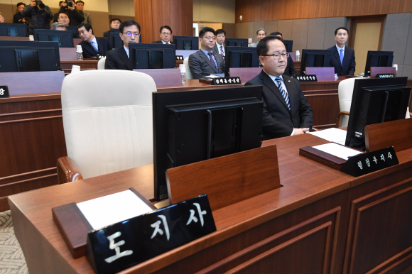 안희정 충남도지사 성폭행 파문이 일고 있는 가운데 6일 오후 열린 도의회에서 안 지사의 자리가 비어있다.<br>도준석 기자 pado@seoul.co.kr