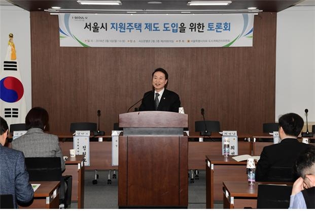 김정태 서울시의회 도시계획관리위원장이 5일 서소문별관에서 열린 ‘서울시 지원주택제도 도입을 위한 토론회’에서 인사말을 하고 있다.