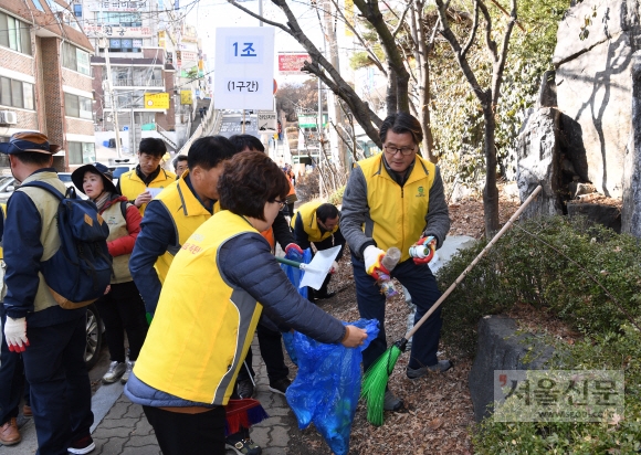 서울 관악구가 지난해 11월 ‘무단투기와의 전쟁’을 선포한 가운데 유종필(오른쪽) 관악구청장이 지난 5일 성현동 주민센터에서 주민들과 ‘무단투기 자정 결의대회’를 연 뒤 지역을 돌며 쓰레기를 줍고 있다.  이호정 전문기자 hojeong@seoul.co.kr