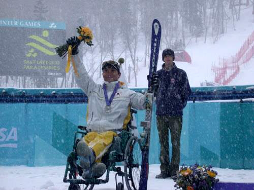 한상민이 2002년 솔트레이크시티동계패럴림픽에서 한국 장애인으로는 처음 은메달을 딴 뒤 관중의 환호에 답하고 있다.  대한장애인체육회 제공