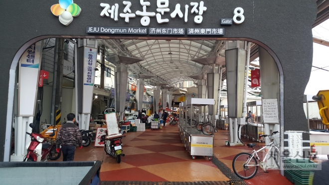 7일부터 관광객을 위한 야시장을 개장하는 제주 동문시장. 32개 판매대에서 디양한 제주의 먹거리를 판매한다. 제주시 제공