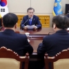 [서울포토] 대북특사 방문 결과 보고받는 문 대통령