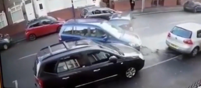 평행주차를 시도하다 ‘대박’ 사고친 여성운전자(유튜브 영상 캡처)