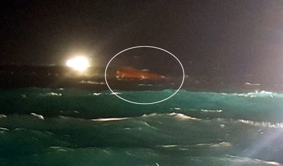 통영 해상 어선 전복…6명 구조 중 3명 위독, 5명 실종