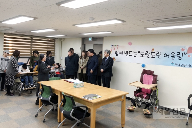 뇌병변장애인을 위한 ‘도란도란 어울림’ 개소식에서 참석자들이 뇌병변 활동실을 둘러보고 있다. 부천시 제공 