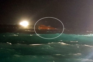 통영 해상서 11명 탄 어선 전복돼 8명 사망·실종