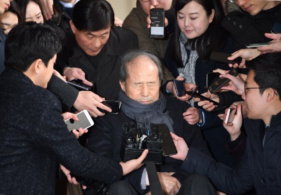 불법자금 수수 의혹을 받고 있는 이명박 전 대통령의 친형인 이상득 전 의원이 7일 오전 서울 서초구 서울중앙지검에 피의자 신분으로 조사를 받기 위해  청사로 들어서고 있다 2018.3.7 이호정 전문기자 hojeong@seoul.co.kr