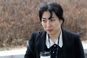 [포토] ‘커피 든’ 안미현 검사, 조사 받으러 가는 중