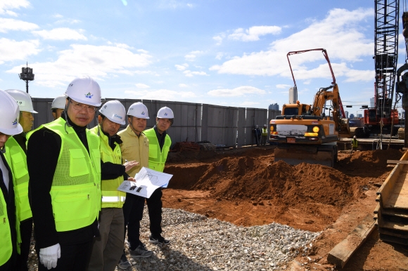 성장현(왼쪽 두 번째) 용산구청장이 5일 주민들과 함께 서울 용산구 한강로 방재시설 확충사업인 빗물 펌프장 공사 현장을 찾아 안전문제 등을 점검하고 있다. 이호정 전문기자 hojeong@seoul.co.kr