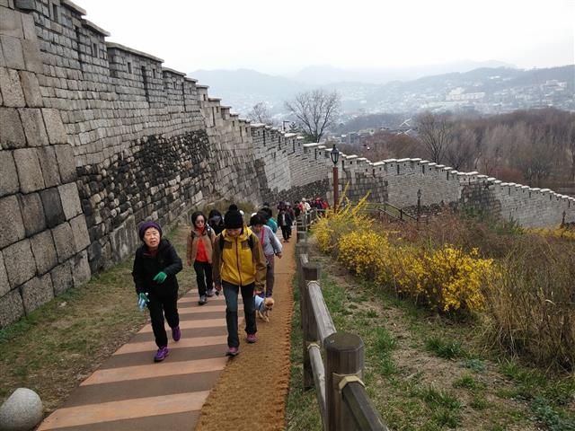 서울 종로구 걷기동아리 회원들이 낙산 성곽길을 걷고 있다. 종로구 제공
