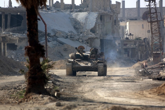 시리아 정부군 탱크가 6일(현지시간) 폐허가 된 시리아 수도 다마스쿠스 인근의 반군 점령지 동(東)구타 베이트 나옘의 시가지를 순찰하고 있다. 유엔 안전보장이사회의 ‘시리아 30일 휴전’ 결의에도 정부군이 무차별 폭격을 계속해 주민 800여명이 사망했다. 다마스쿠스 AFP 연합뉴스