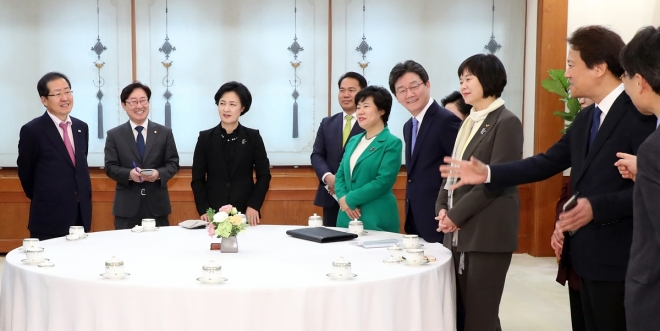 왼쪽부터 자유한국당 홍준표 대표, 더불어민주당 박범계 수석대변인, 추미애 대표, 민주평화당 이용주 원내대변인, 조배숙 대표, 바른미래당 유승민 공동대표, 정의당 이정미 대표, 임종석 비서실장, 장하성 정책실장. 2018.3.7  연합뉴스