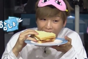 ‘이불 밖은 위험해’ 강다니엘, 젤리부터 야식까지 ‘신흥 먹방 강자’