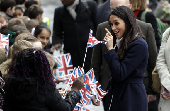 8일(현지시간) 영국 해리 왕자의 약혼녀 메건 마클이 영국 버밍엄에서 세계 여성의 날을 맞아 열린 이벤트에 참석해 학생들과 만나 이야기를 나누고 있다. AP 연합뉴스
