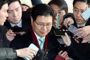 “없다” “없다” “없다”···불법자금 수수 의혹 홍문종 檢 출석