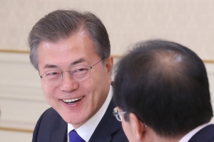 문재인 대통령 지지율 70%대 회복…‘남북대화 재개’ 영향