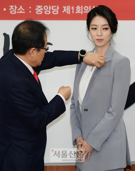 9일 홍준표 자유한국당 대표가 여의도 당사에서 열린 영입인사 환영식에서 배현진 전 MBC앵커에게 배지를  달아 주고 있다. 이종원 선임기자 jongwon@seoul.co.kr