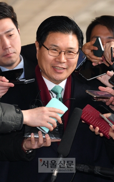 [서울포토] 질문에 답하는 홍문종 의원