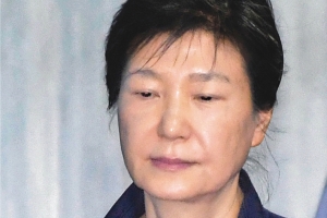 두 前대통령의 잔인한 봄… MB 시간도 박근혜처럼 흐른다