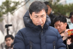 [영상]나흘만에 불쑥 檢에… 안희정 “국민·가족에게 죄송하다”