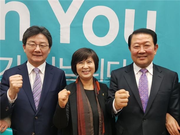 문형주 서울시의원이 8일 3.8 세셰여성의 날을 맞아 바른미래당이 주최한 ‘차별과 폭력없는 미래로’ 행사에서 유승민-박주선 공동대표와 함께 ‘위드유 운동’ 전개를 다짐하고 있다.