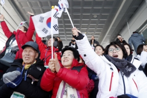 밝게 웃으며 패럴림픽 관람하는 김정숙 여사