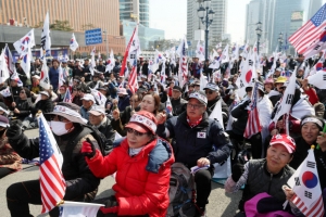 박근혜 1심 선고 앞둔 법원에 해골·관 등장한 이유