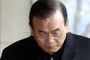 [서울포토] 고개 숙인 채 검찰로 들어서는 박영준 전 차관