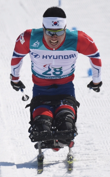 11일 강원도 평창 바이애슬론센터에서 열린 2018평창패럴림픽 크로스컨트리 남자 15km 좌식경기에서 한국 신의현이 역주하고 있다.  박윤슬 기자 seul@seoul.co.kr